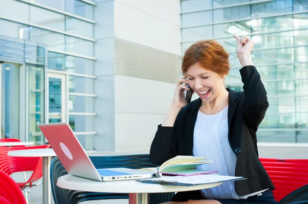 Joven mujer de negocios trabajando — Foto de Stock