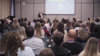Kurumsal eğitim oturumu, konuşmacı katılımcı iş konularını tartışıyor.