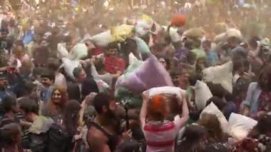 Gençler yastıklar mücadele ediyoruz