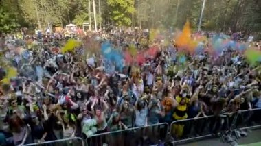 Gençler eğleniyor.