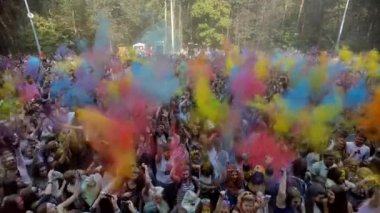 Gençler eğleniyor.