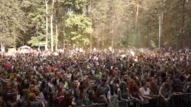 Gençler eğleniyor.