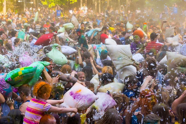 Os jovens estão a lutar contra almofadas — Fotografia de Stock