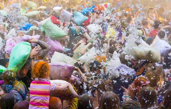 Os jovens estão a lutar contra almofadas — Fotografia de Stock