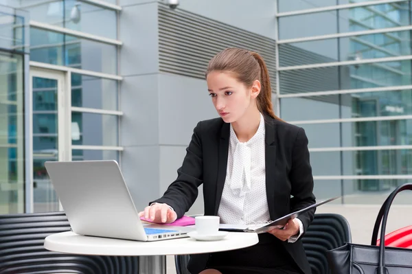 Joven mujer de negocios trabajando —  Fotos de Stock