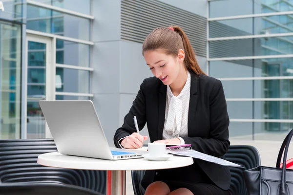 Jeune femme d'affaires travaillant — Photo