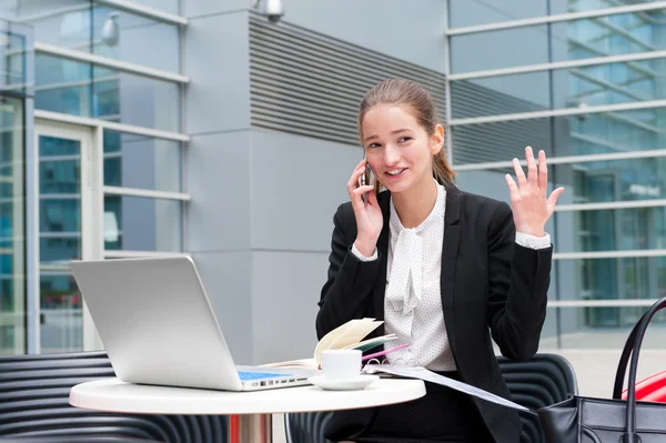 Jeune femme d'affaires travaillant — Photo