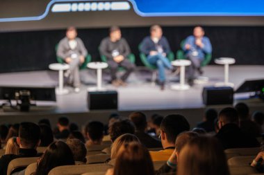 Konferans sırasında dört konuşmacıyla sahnede yapılan panel tartışması, büyük bir konferans salonunda işbirliği, öğrenme ve ağ oluşturma konularını ele alıyor.