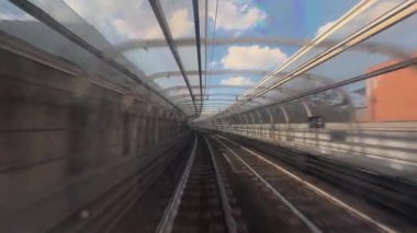 Şehir manzarası ve hızlı hareket rayları olan istasyonlar arasında şehir içi ulaşımı sağlayan metro şoförü taksisinden POV.