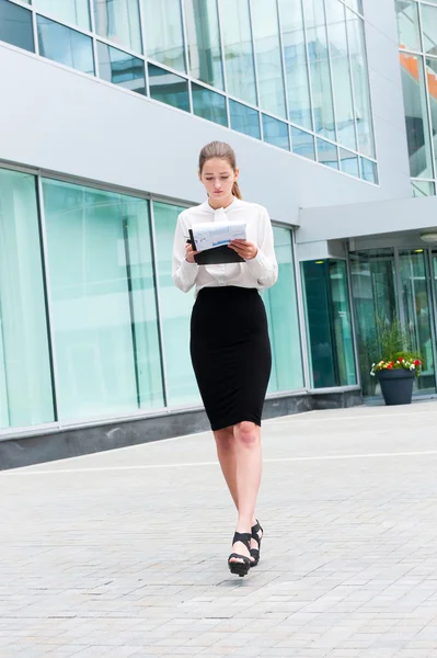 Portrait de jeune femme d'affaires — Photo