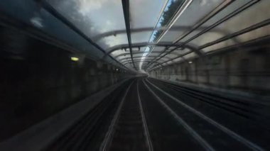 Şehir manzarası ve hızlı hareket rayları olan istasyonlar arasında şehir içi ulaşımı sağlayan metro şoförü taksisinden POV.