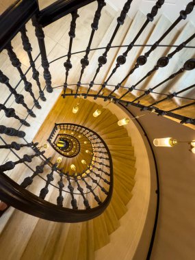 Yukarıdan görülen sarmal merdiven sıcak ampulün etrafındaki kıvrımlar zarif mimari iç mimari basamaklar, keşfetmek için lüks gizemli daveti çağrıştırıyor.