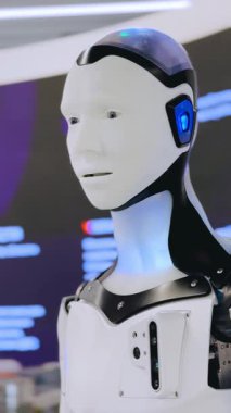 Pürüzsüz beyaz kafa, mavi sensör ışığı, minimalist şaseli fotograf. Etkileyici gözler merak ve zeka iletir, modern robotik teknolojilerinde ileri teknoloji önerir.