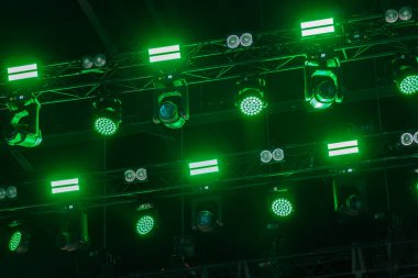 Yeşil sahne ışıkları donanımlı süspansiyonları aydınlatıyor canlı LED 'ler ve hareket eden kafalarla dramatik bir konser ortamı yaratıyor.