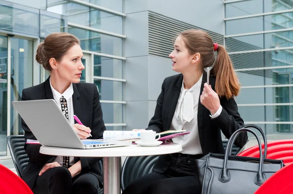 Duas jovens empresárias — Fotografia de Stock