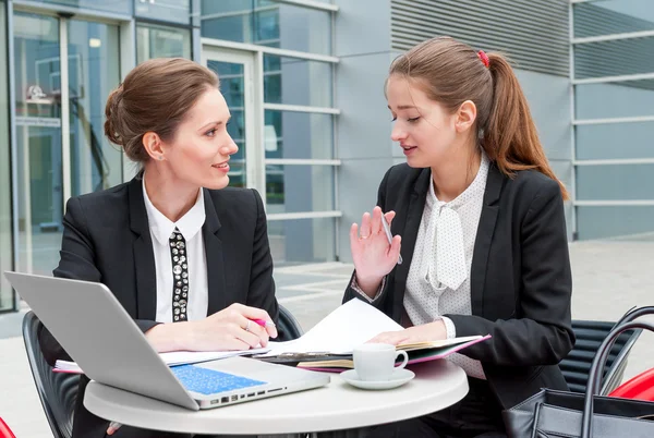 Deux jeunes femmes d'affaires — Photo