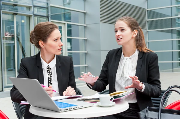 Twee jonge zakelijke vrouwen — Stockfoto