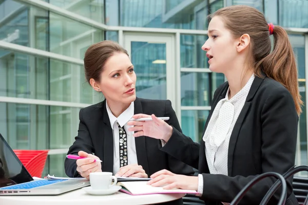 Twee jonge zakelijke vrouwen — Stockfoto