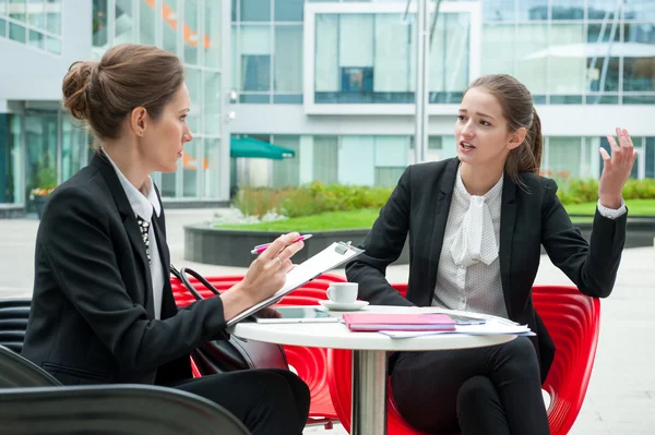 Jeune femme d'affaires entretien d'emploi — Photo