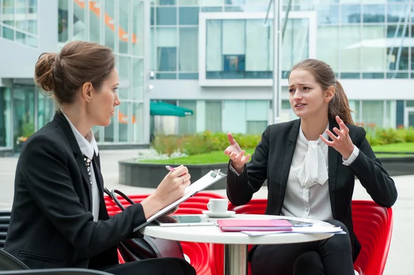 Jovem empresária entrevista de emprego — Fotografia de Stock