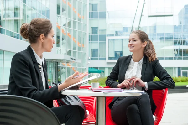 Jeune femme d'affaires entretien d'emploi — Photo