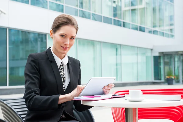 Jeune femme d'affaires travaillant — Photo