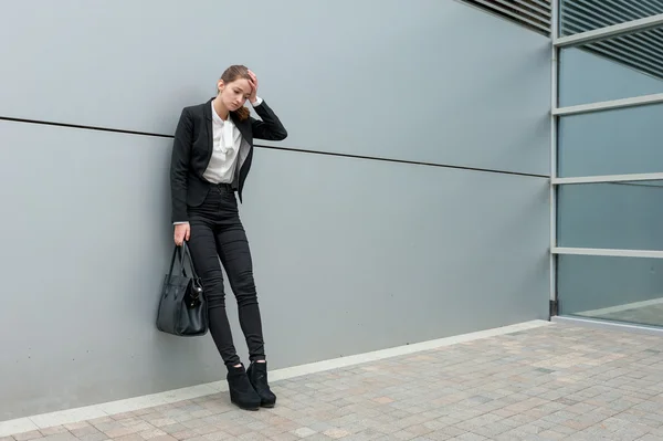 Jonge triest zakenvrouw — Stockfoto