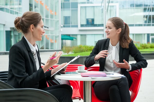 Jonge zakelijke vrouw sollicitatiegesprek — Stockfoto