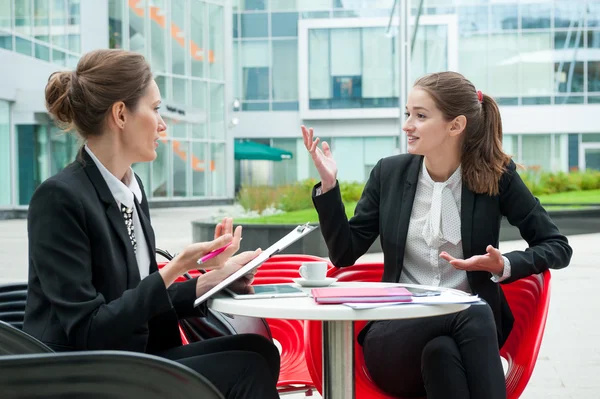 Joven mujer de negocios entrevista de trabajo —  Fotos de Stock