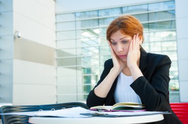 Sinirli ve yorgun iş