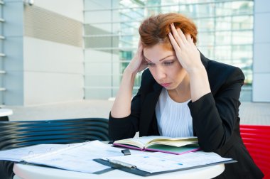 Sinirli ve yorgun iş