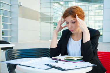 Sinirli ve yorgun iş