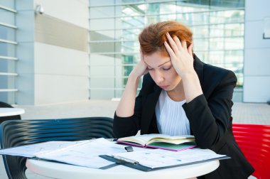 Sinirli ve yorgun iş