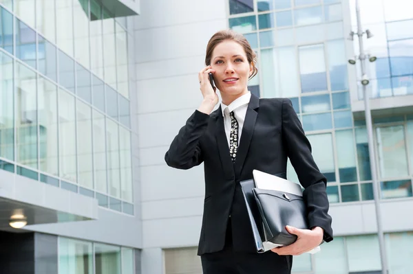 Retrato de mujer de negocios joven — Foto de Stock