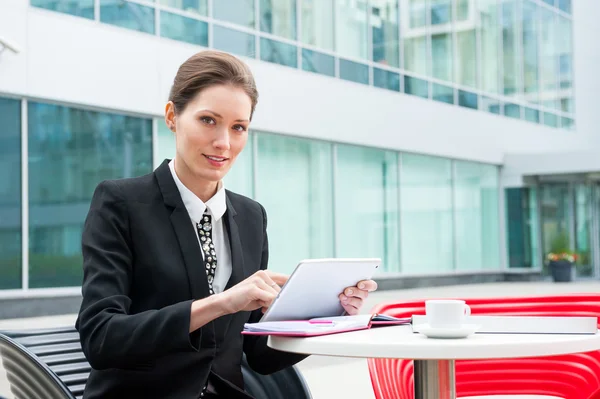 Jeune femme d'affaires travaillant — Photo