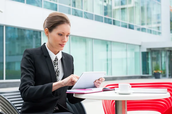 Jeune femme d'affaires travaillant — Photo