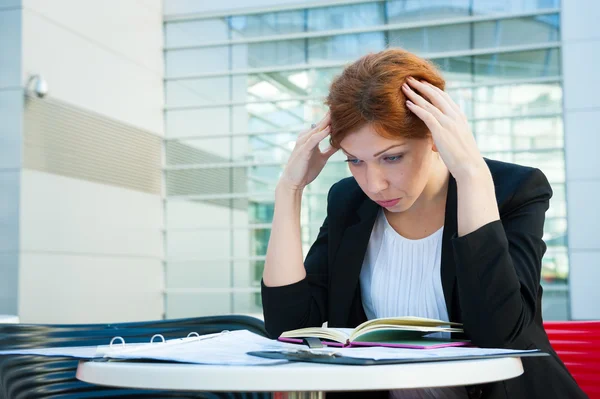 Gefrustreerd en vermoeid zaken — Stockfoto