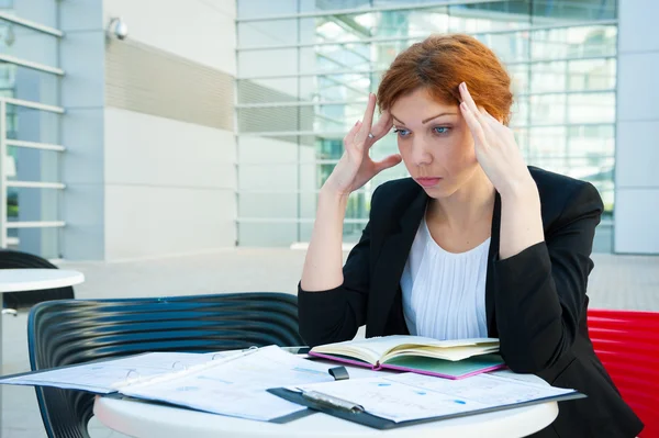 Gefrustreerd en vermoeid zaken — Stockfoto