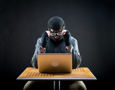 hacker iş başında
