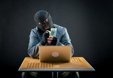 Cybercriminal adam euro sayar