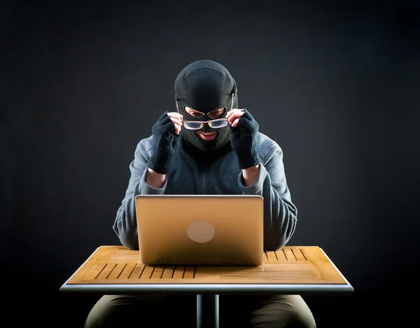 Hacker op het werk — Stockfoto