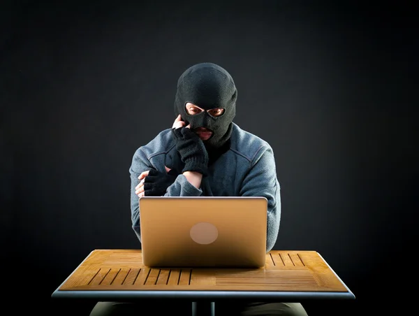 Hacker denkt, wie er den Laptop knacken wird — Stockbild Hacker am Werk — Stockfoto