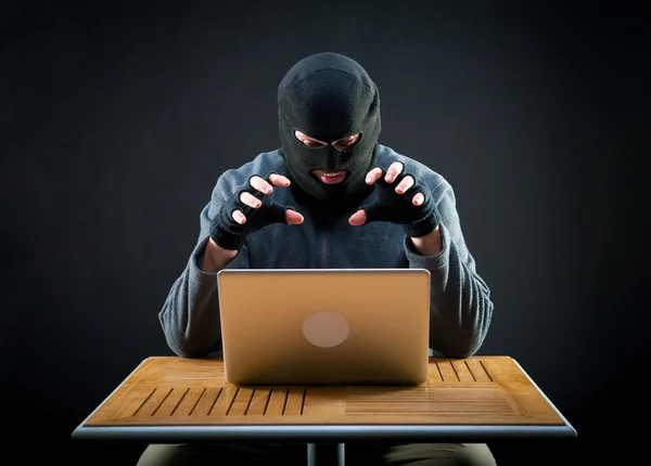 Hacker på jobbet — Stockfoto