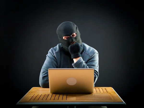 Hacker på jobbet — Stockfoto