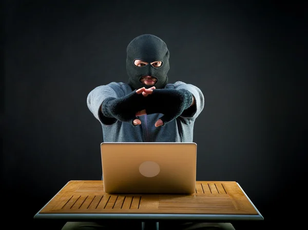 Hacker på jobbet — Stockfoto