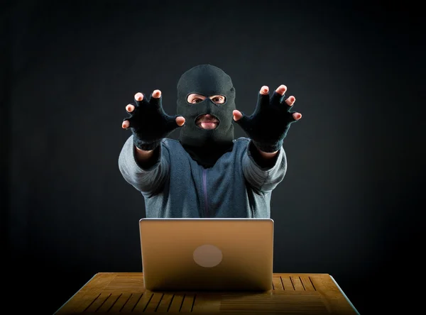 Hacker streckt die Arme nach vorne, er kommt für deinen Laptop — Stockbild Hacker am Werk — Stockfoto