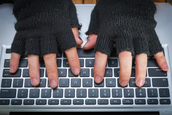 Hacker hand i handske — Stockfoto