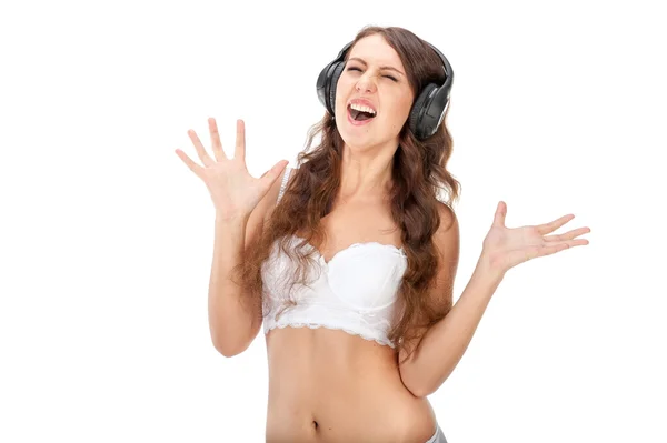 Young slim brunette girl listen music in headphones — Stock Photo, Image