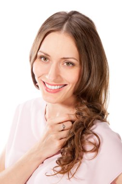 Pembe elbise poz içinde genç ince güzel kadın