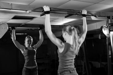 Kaslı kadın egzersiz yapıyor